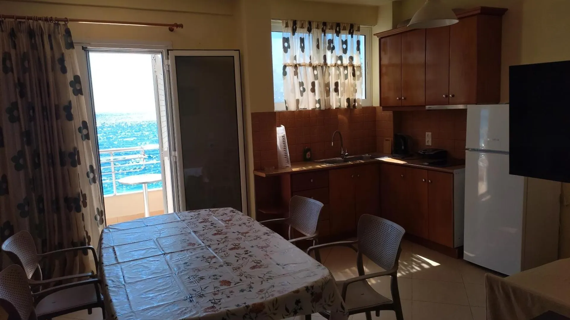 Magic Ionian Apartments & Rooms Himarë